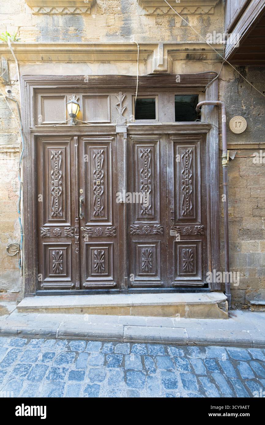 Baku, Aserbaidschan. oktober 2025. Blick auf eine typische alte Eingangstür eines Hauses im Zentrum der Altstadt Stockfoto