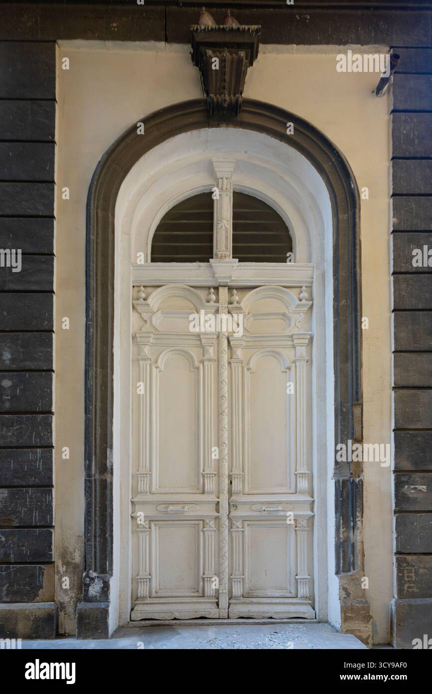 Baku, Aserbaidschan. oktober 2025. Blick auf eine typische alte Eingangstür eines Hauses im Zentrum der Altstadt Stockfoto