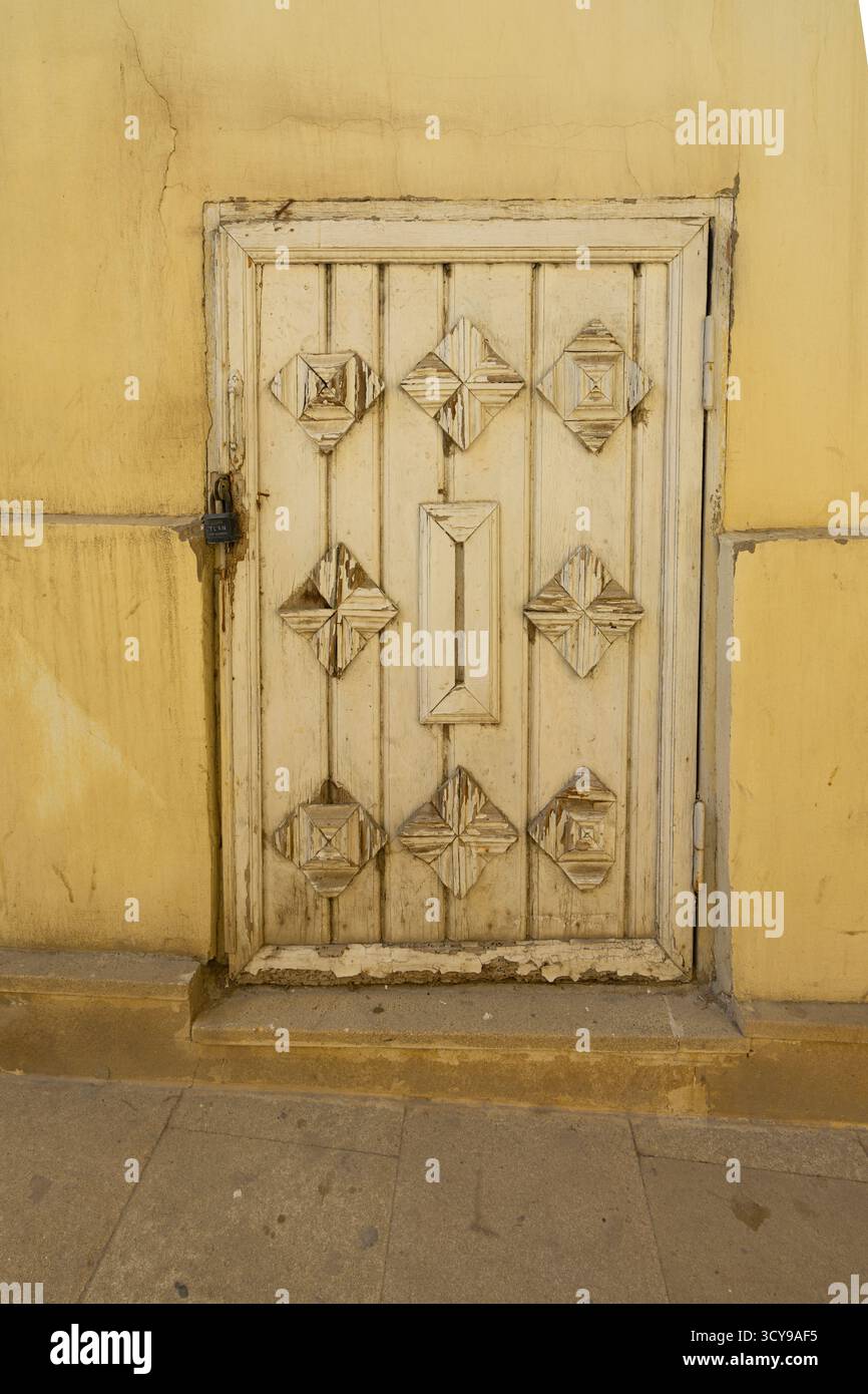 Baku, Aserbaidschan. oktober 2025. Blick auf eine typische alte Eingangstür eines Hauses im Zentrum der Altstadt Stockfoto