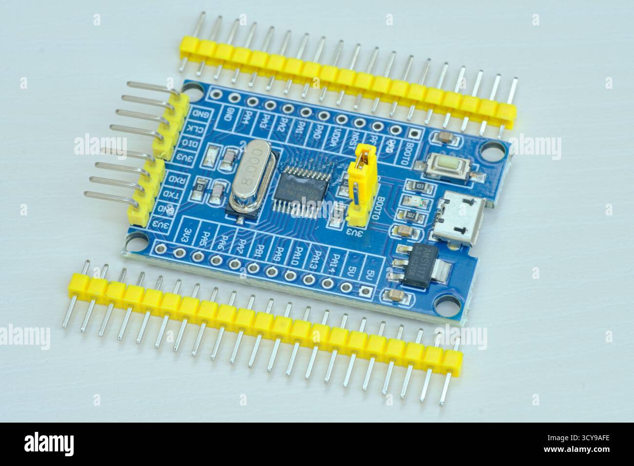 Programmierplatine von Arduino UNO in blauer Farbe isoliert auf weißem Hintergrund Stockfoto