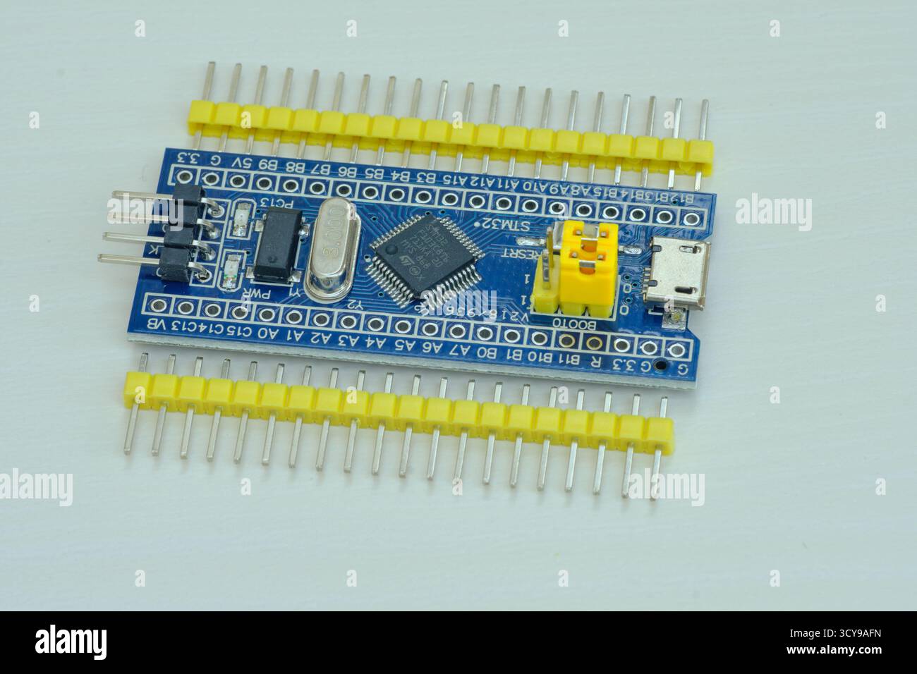 Programmierplatine von Arduino UNO in blauer Farbe isoliert auf weißem Hintergrund Stockfoto
