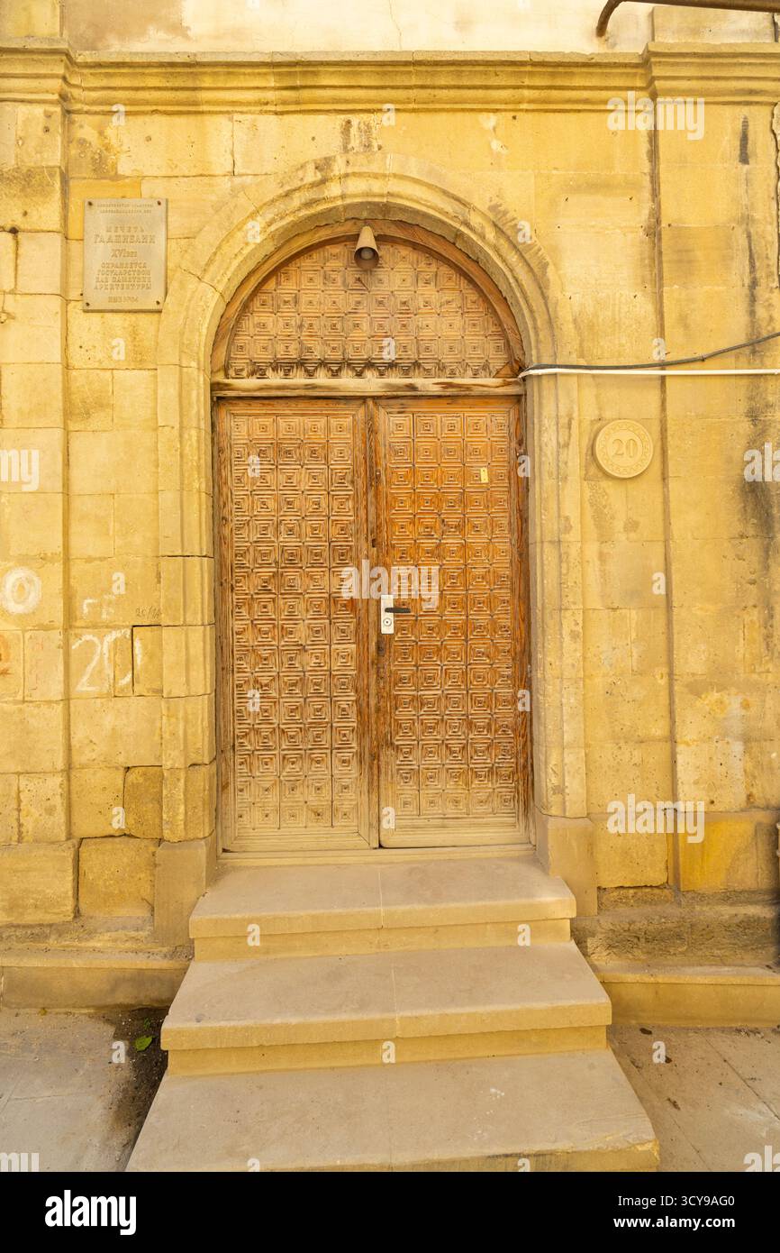 Baku, Aserbaidschan. oktober 2025. Blick auf eine typische alte Eingangstür eines Hauses im Zentrum der Altstadt Stockfoto