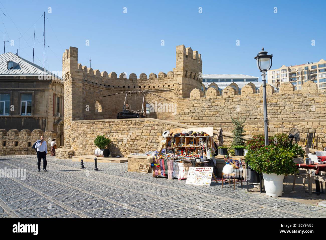 Baku, Aserbaidschan. oktober 2025. Blick auf die alten Stadtmauern im Stadtzentrum Stockfoto