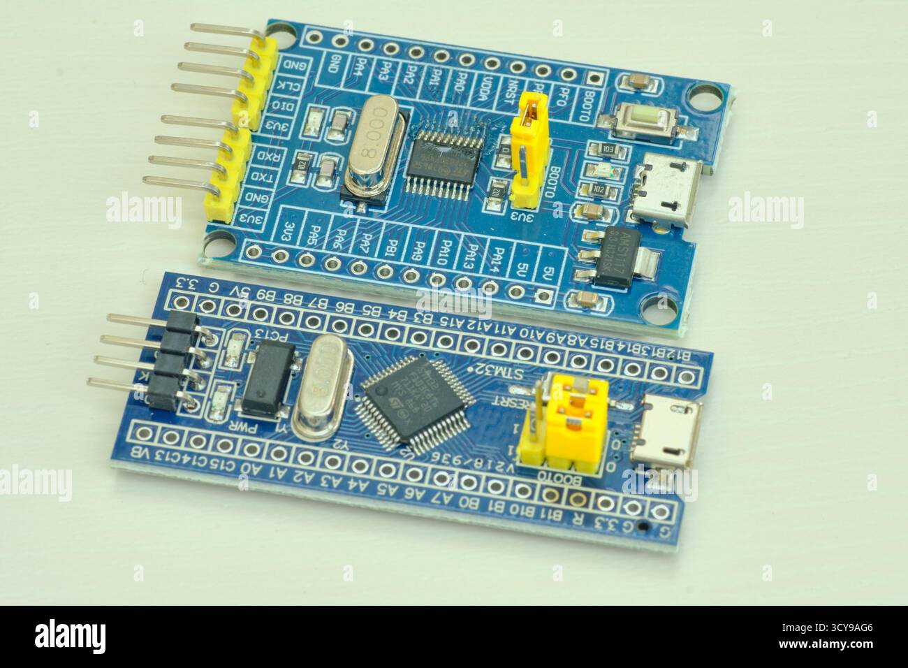 Programmierplatine von Arduino UNO in blauer Farbe isoliert auf weißem Hintergrund Stockfoto