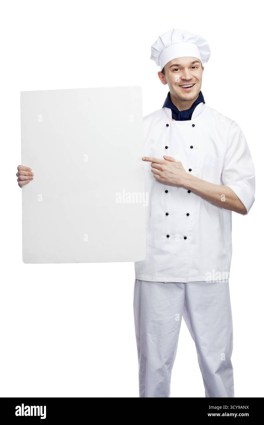 Junger, lächelnder Koch, der Reklametafeln auf weißem Hintergrund hält Stockfoto