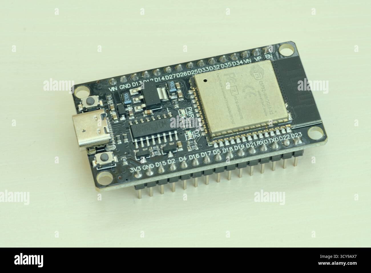 ESP8266 NodeMCU Mikrocontroller isoliert auf weißem Hintergrund Stockfoto