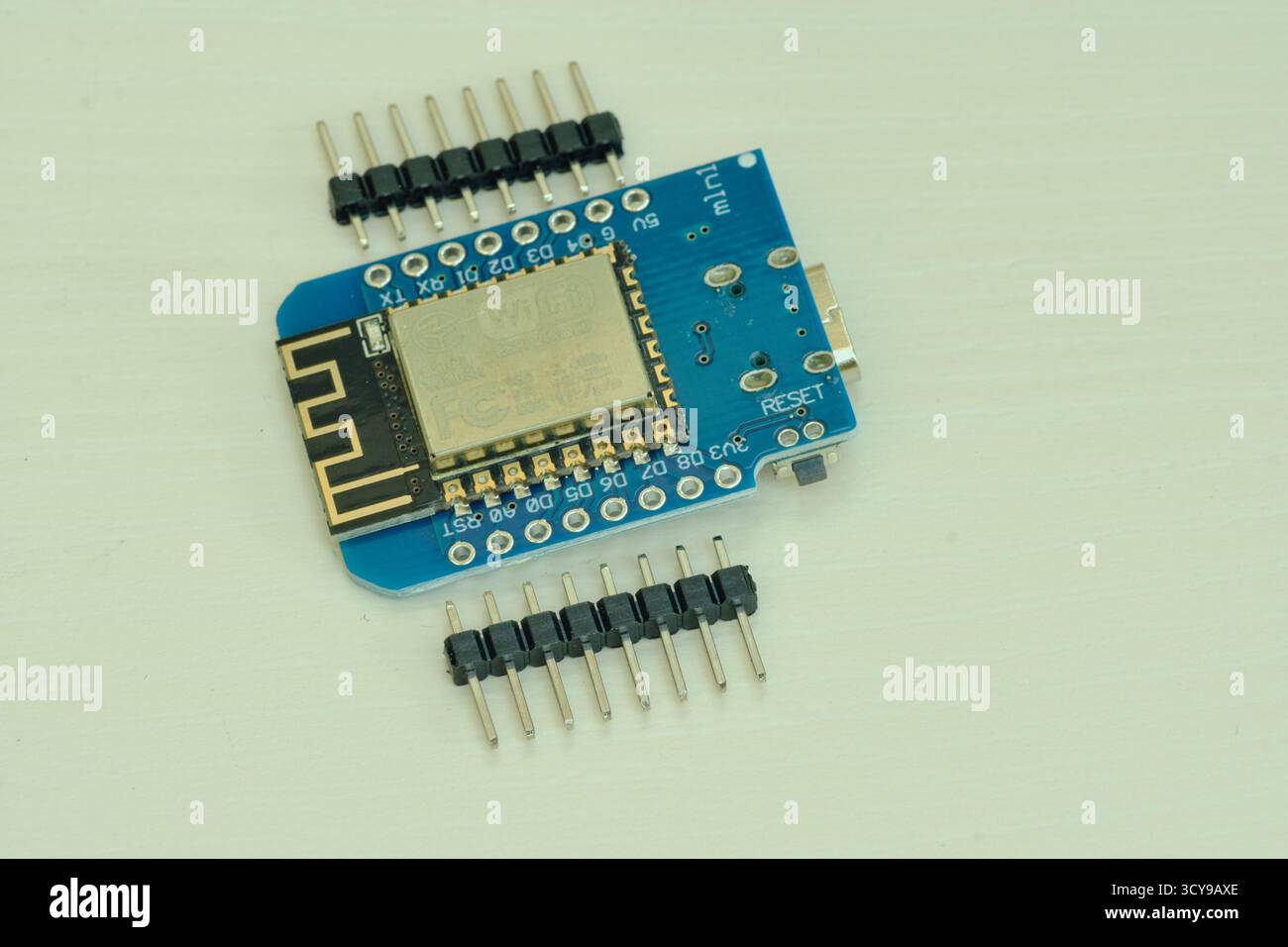 ESP8266 NodeMCU Mikrocontroller isoliert auf weißem Hintergrund Stockfoto