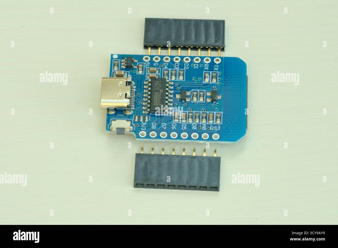 ESP8266 NodeMCU Mikrocontroller isoliert auf weißem Hintergrund Stockfoto