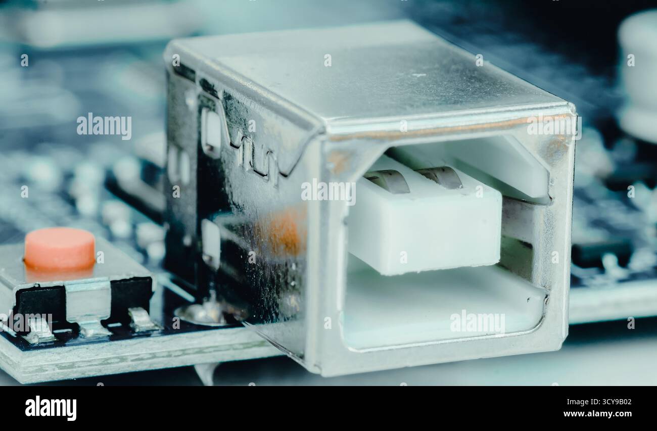 Elektronische Komponenten, Chips, Kondensatoren auf der blauen pcb, die Ansicht zu schließen. Konzept Stockfoto