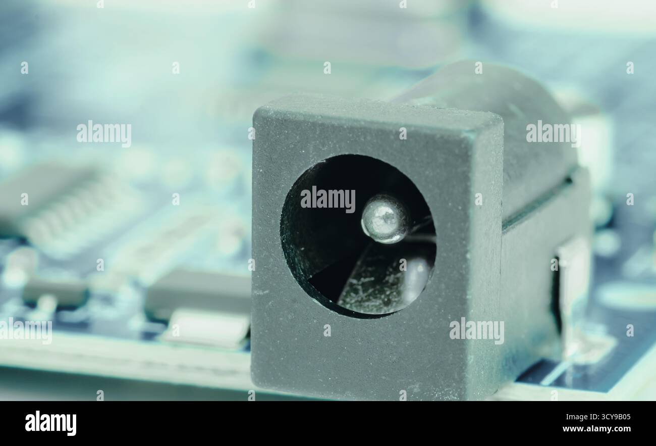 Elektronische Komponenten, Chips, Kondensatoren auf der blauen pcb, die Ansicht zu schließen. Konzept Stockfoto