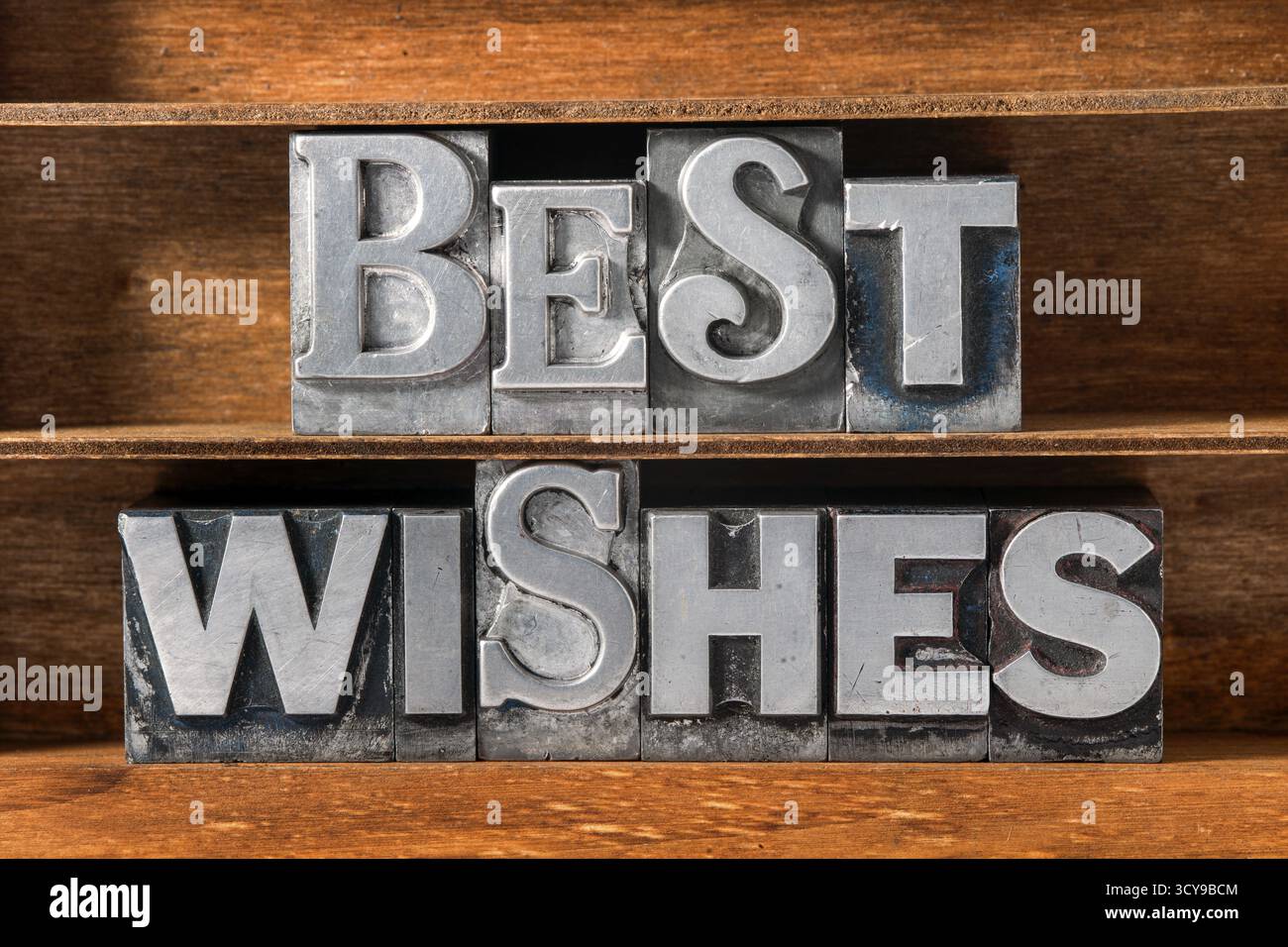 BEST Wishes-Satz aus metallischem Buchdruck auf Holzschale Stockfoto