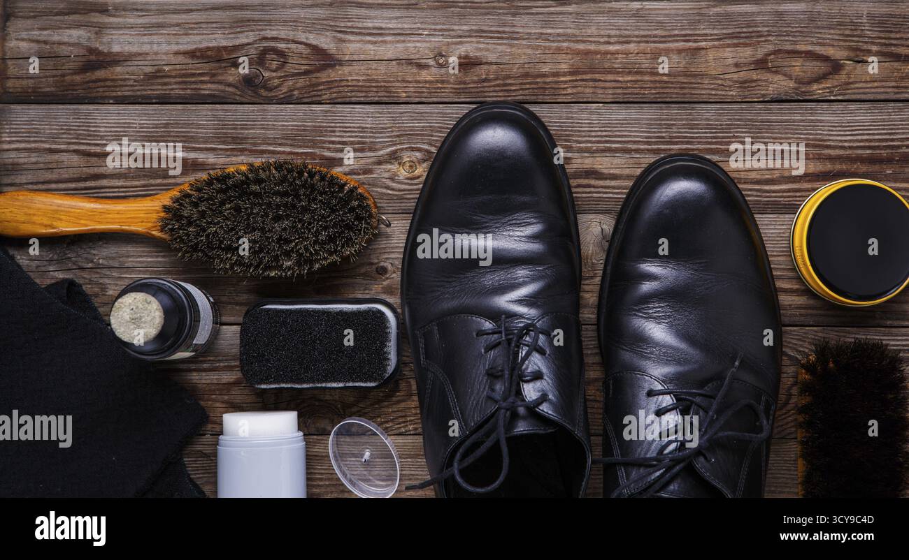 Schuh-Wachs, Pinsel und boot Stockfoto