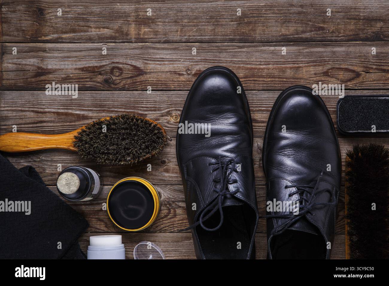 Schuh-Wachs, Pinsel und boot Stockfoto