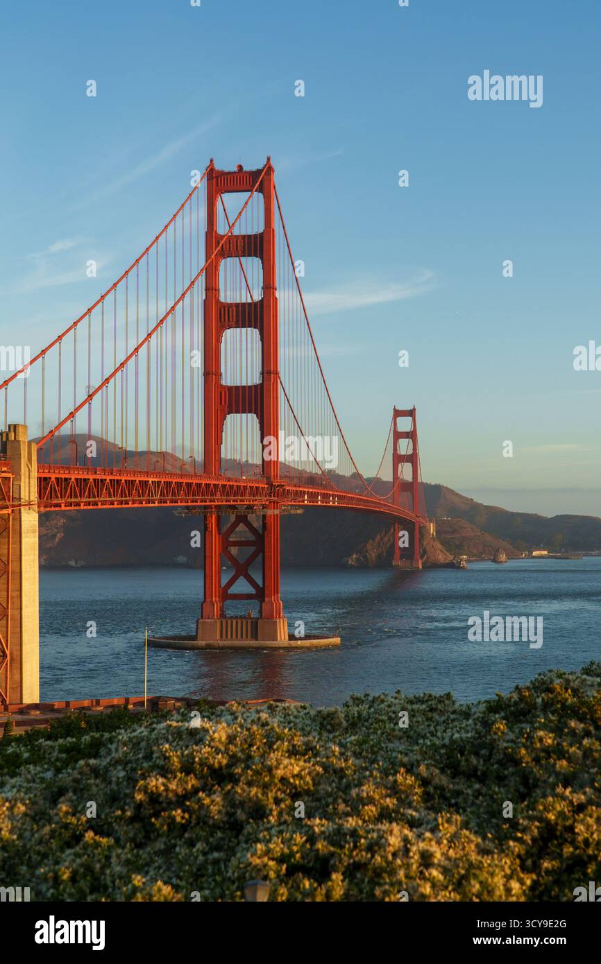 Die Golden Gate Bridge überspannt den Eingang zur San Francisco Bay unter einem klaren blauen Himmel während der goldenen Stunde. Stockfoto