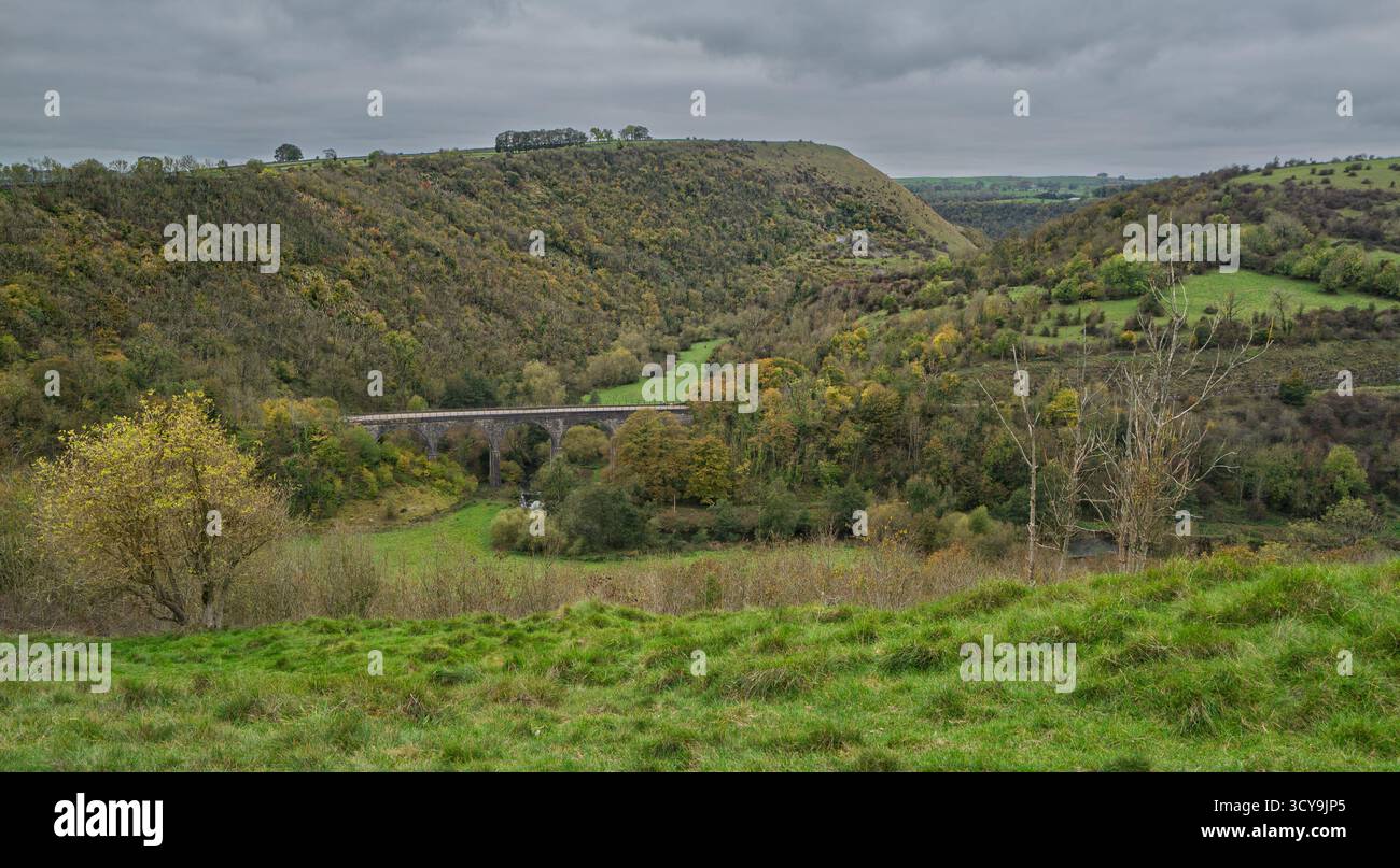 Blick über Monsal Head, an einem Herbstmorgen mit Grabstein (Monsal Head) Viadukt. Stockfoto