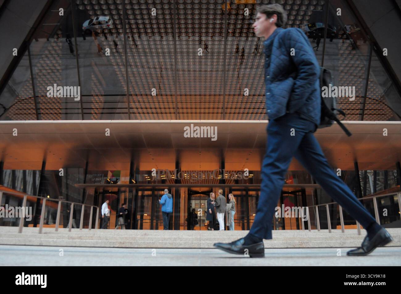 New York, Usa. Oktober 2025. Eine Person geht vor das globale Hauptquartier von JPMorgan Chase in Manhattan, New York City. Quelle: SOPA Images Limited/Alamy Live News Stockfoto