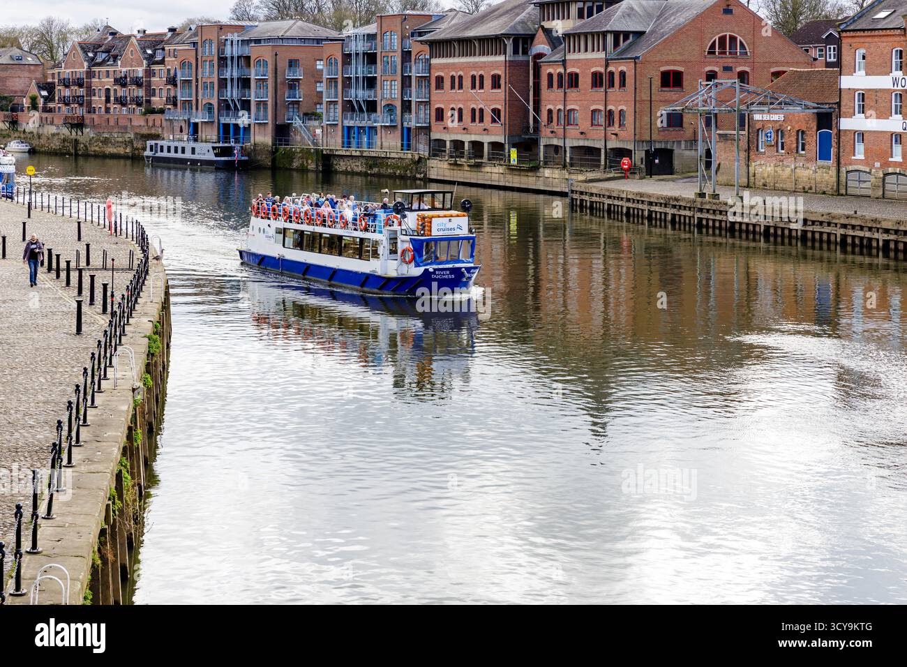 River Duchess, eine Stadttour mit Passagierboot, das auf den ruhigen Gewässern der Ouse navigiert Stockfoto