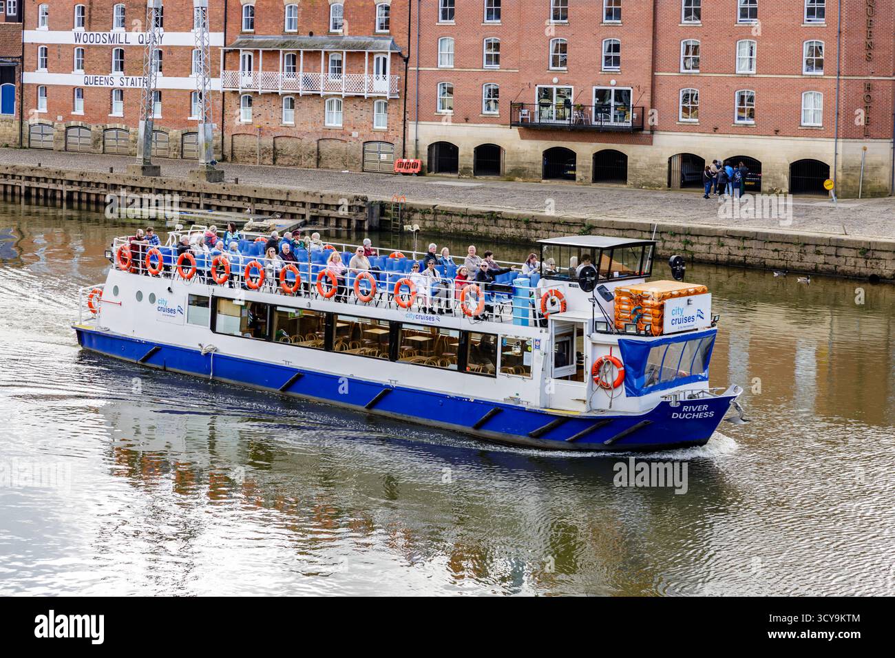 Nahaufnahme des Flusses Herzogin, eine Stadttour Passagierboot, das durch die ruhigen Gewässer der Ouse navigiert Stockfoto