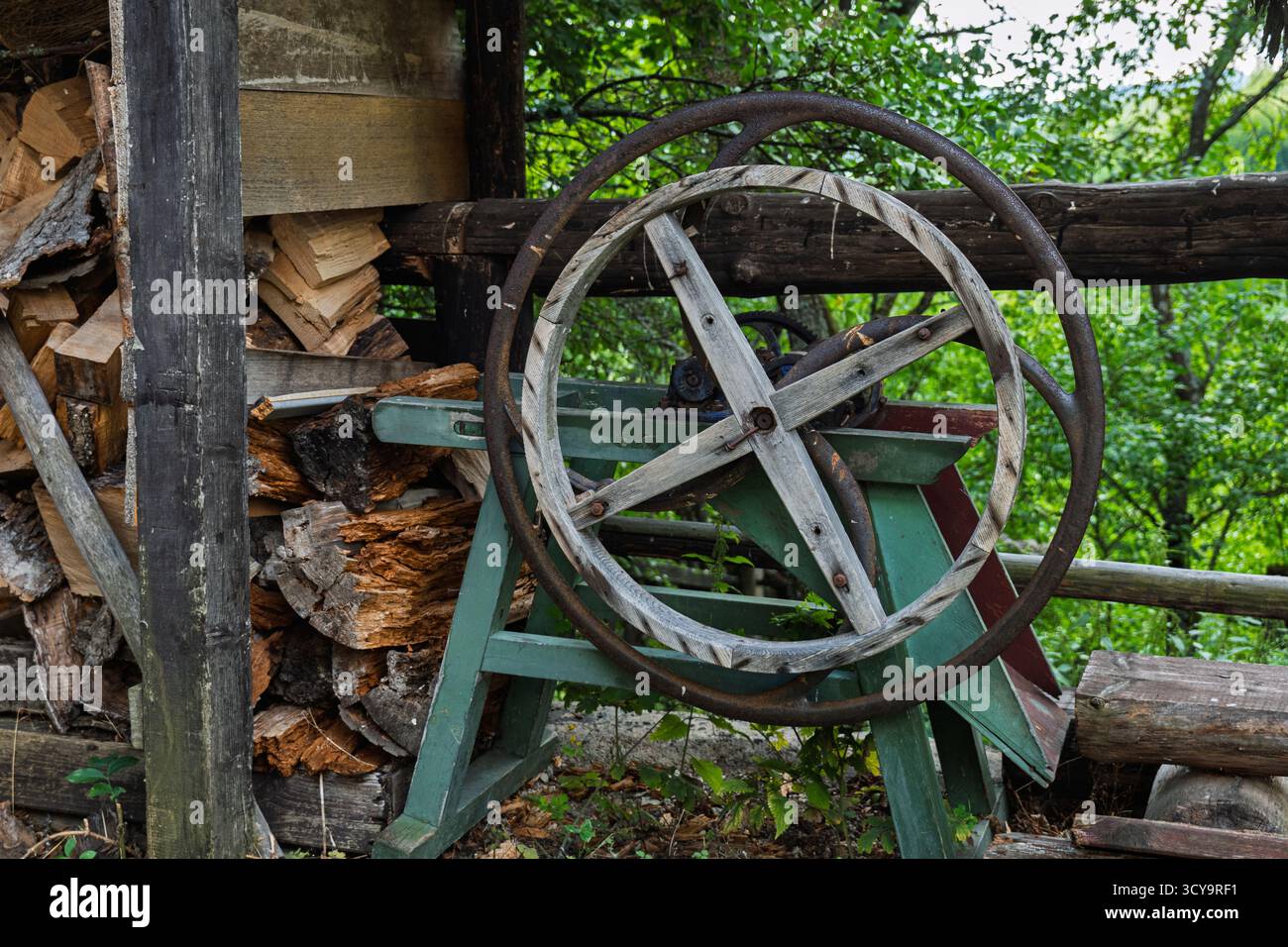 Traditioneller handbetriebener Holzspalter mit Brennholz daneben in Vlkolínec, UNESCO-Dorf, Slowakei. Stockfoto