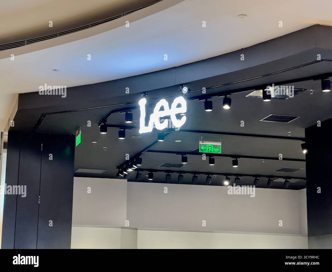 Chongqing, China - 5. Dezember 2023. Lee Jeans und Bekleidungsgeschäft. - Smartphone-aufgenommenes Stockfoto