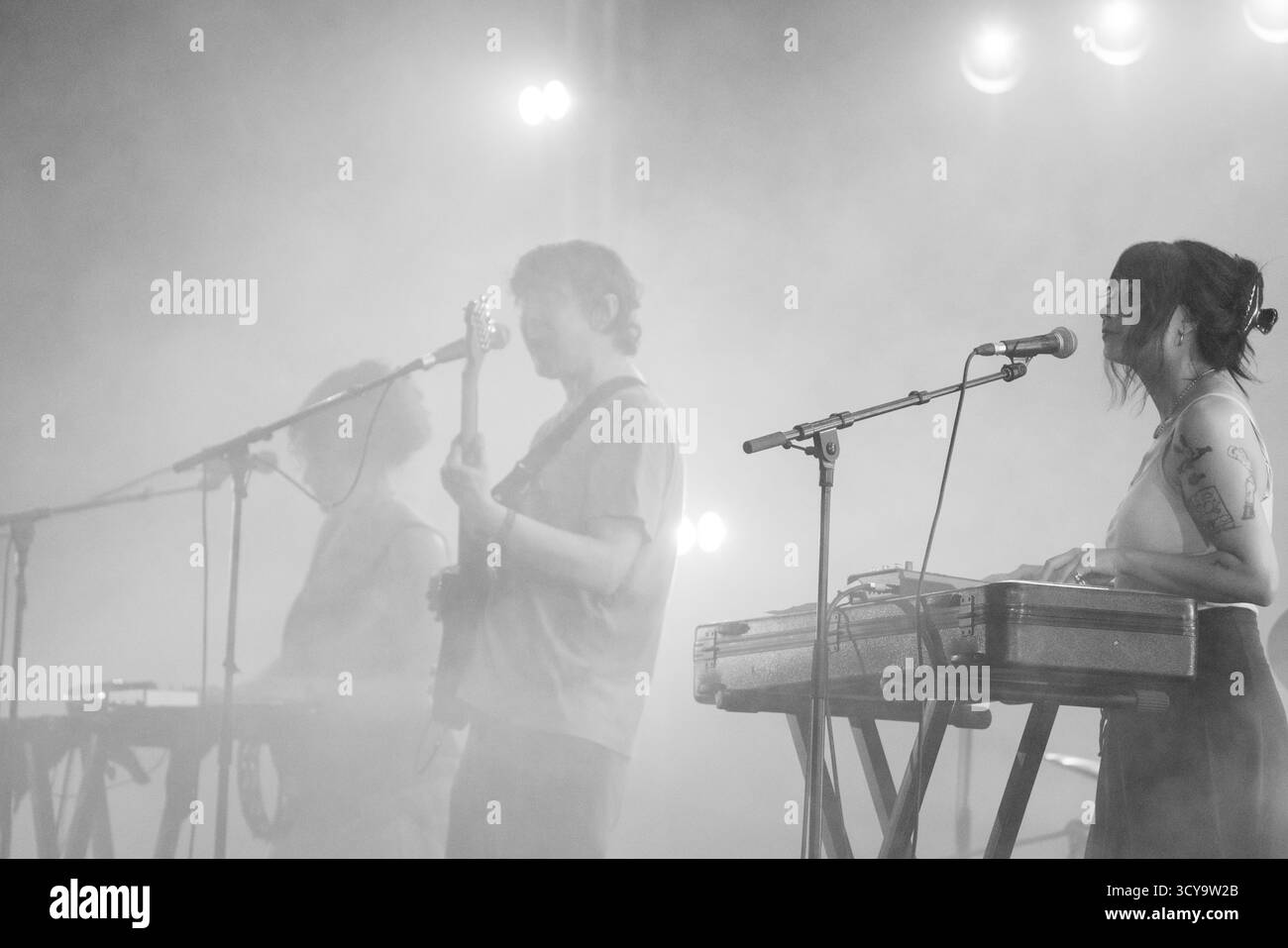 PANDABÄR, KONZERT, 2025: Rivka Ravede auf Keyboards. Die Band Panda Bear spielt auf der Far Out Stage vor einer psychedelischen Rückprojektion. Brecon, Wales, Großbritannien, 15. August 2025. Das Green Man Festival 2025. Foto: Rob Watkins/Alamy Live News. INFO: Panda Bear ist das Soloprojekt von Noah Lennox, Mitbegründer von Animal Collective. Seine Alben wie Person Pitch und Panda Bear meets the Grim Reaper vereinen experimentellen Pop, Psychedelia und elektronische Loops und prägten den traumhaften, samtreichen Sound des modernen Indie. Stockfoto