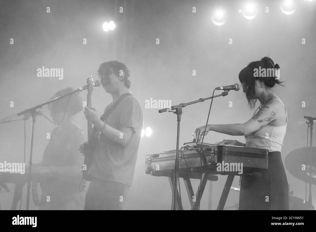 PANDABÄR, KONZERT, 2025: Rivka Ravede auf Keyboards. Die Band Panda Bear spielt auf der Far Out Stage vor einer psychedelischen Rückprojektion. Brecon, Wales, Großbritannien, 15. August 2025. Das Green Man Festival 2025. Foto: Rob Watkins/Alamy Live News. INFO: Panda Bear ist das Soloprojekt von Noah Lennox, Mitbegründer von Animal Collective. Seine Alben wie Person Pitch und Panda Bear meets the Grim Reaper vereinen experimentellen Pop, Psychedelia und elektronische Loops und prägten den traumhaften, samtreichen Sound des modernen Indie. Stockfoto