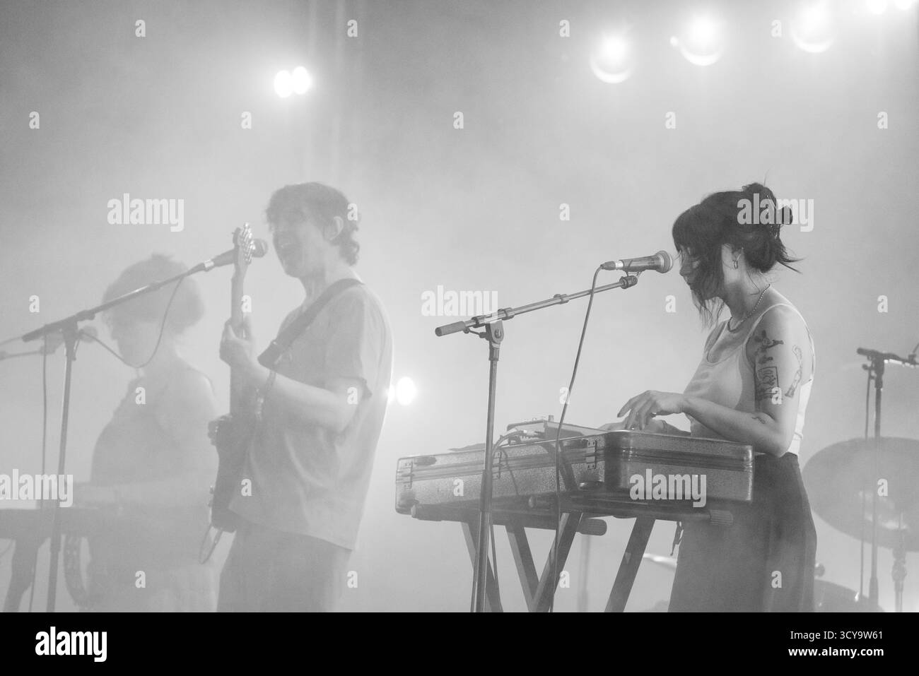 PANDABÄR, KONZERT, 2025: Rivka Ravede auf Keyboards. Die Band Panda Bear spielt auf der Far Out Stage vor einer psychedelischen Rückprojektion. Brecon, Wales, Großbritannien, 15. August 2025. Das Green Man Festival 2025. Foto: Rob Watkins/Alamy Live News. INFO: Panda Bear ist das Soloprojekt von Noah Lennox, Mitbegründer von Animal Collective. Seine Alben wie Person Pitch und Panda Bear meets the Grim Reaper vereinen experimentellen Pop, Psychedelia und elektronische Loops und prägten den traumhaften, samtreichen Sound des modernen Indie. Stockfoto