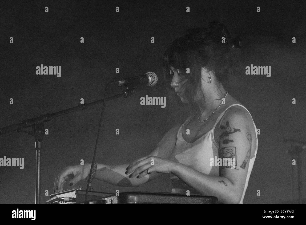 PANDABÄR, KONZERT, 2025: Rivka Ravede auf Keyboards. Die Band Panda Bear spielt auf der Far Out Stage vor einer psychedelischen Rückprojektion. Brecon, Wales, Großbritannien, 15. August 2025. Das Green Man Festival 2025. Foto: Rob Watkins/Alamy Live News. INFO: Panda Bear ist das Soloprojekt von Noah Lennox, Mitbegründer von Animal Collective. Seine Alben wie Person Pitch und Panda Bear meets the Grim Reaper vereinen experimentellen Pop, Psychedelia und elektronische Loops und prägten den traumhaften, samtreichen Sound des modernen Indie. Stockfoto