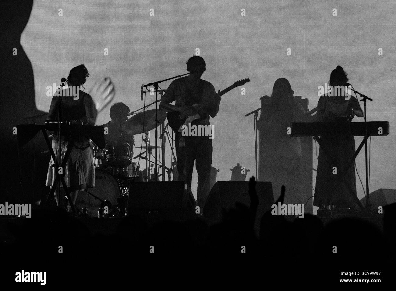 PANDA BEAR, VOLLBAND, KONZERT, 2025: Die Band Panda Bear spielt auf der Far Out Stage vor einer psychedelischen Rückprojektion. Brecon, Wales, Großbritannien, 15. August 2025. Das Green Man Festival 2025. Foto: Rob Watkins/Alamy Live News. INFO: Panda Bear ist das Soloprojekt von Noah Lennox, Mitbegründer von Animal Collective. Seine Alben wie Person Pitch und Panda Bear meets the Grim Reaper vereinen experimentellen Pop, Psychedelia und elektronische Loops und prägten den traumhaften, samtreichen Sound des modernen Indie. Stockfoto