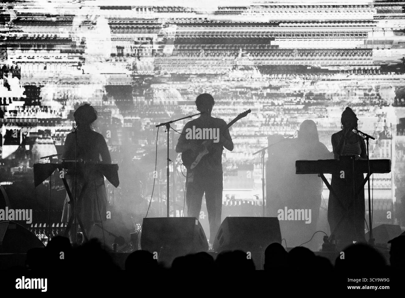 PANDA BEAR, VOLLBAND, KONZERT, 2025: Die Band Panda Bear spielt auf der Far Out Stage vor einer psychedelischen Rückprojektion. Brecon, Wales, Großbritannien, 15. August 2025. Das Green Man Festival 2025. Foto: Rob Watkins/Alamy Live News. INFO: Panda Bear ist das Soloprojekt von Noah Lennox, Mitbegründer von Animal Collective. Seine Alben wie Person Pitch und Panda Bear meets the Grim Reaper vereinen experimentellen Pop, Psychedelia und elektronische Loops und prägten den traumhaften, samtreichen Sound des modernen Indie. Stockfoto