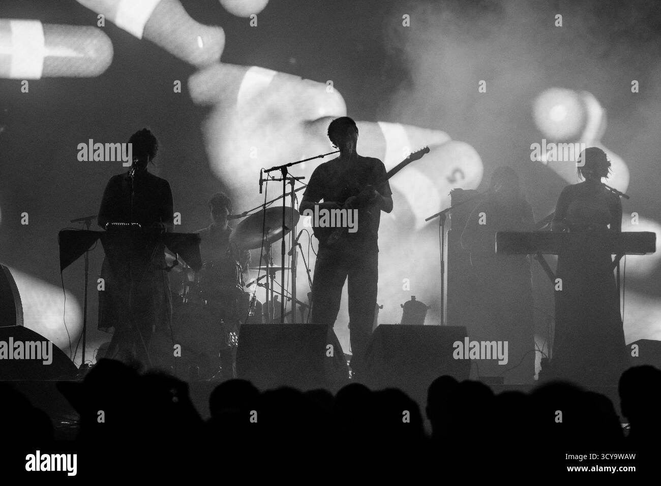 PANDA BEAR, VOLLBAND, KONZERT, 2025: Die Band Panda Bear spielt auf der Far Out Stage vor einer psychedelischen Rückprojektion. Brecon, Wales, Großbritannien, 15. August 2025. Das Green Man Festival 2025. Foto: Rob Watkins/Alamy Live News. INFO: Panda Bear ist das Soloprojekt von Noah Lennox, Mitbegründer von Animal Collective. Seine Alben wie Person Pitch und Panda Bear meets the Grim Reaper vereinen experimentellen Pop, Psychedelia und elektronische Loops und prägten den traumhaften, samtreichen Sound des modernen Indie. Stockfoto