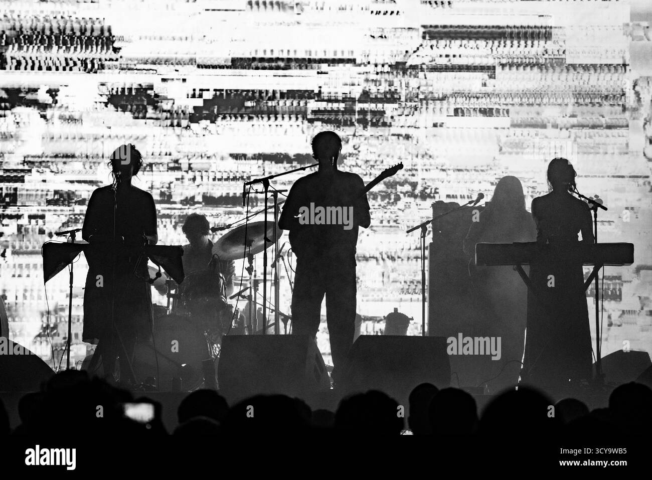 PANDA BEAR, VOLLBAND, KONZERT, 2025: Die Band Panda Bear spielt auf der Far Out Stage vor einer psychedelischen Rückprojektion. Brecon, Wales, Großbritannien, 15. August 2025. Das Green Man Festival 2025. Foto: Rob Watkins/Alamy Live News. INFO: Panda Bear ist das Soloprojekt von Noah Lennox, Mitbegründer von Animal Collective. Seine Alben wie Person Pitch und Panda Bear meets the Grim Reaper vereinen experimentellen Pop, Psychedelia und elektronische Loops und prägten den traumhaften, samtreichen Sound des modernen Indie. Stockfoto