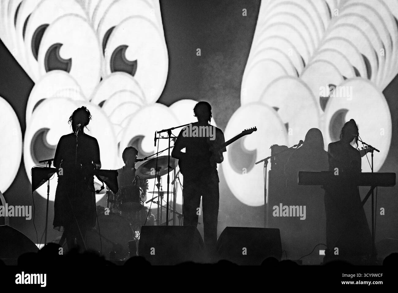 PANDA BEAR, VOLLBAND, KONZERT, 2025: Die Band Panda Bear spielt auf der Far Out Stage vor einer psychedelischen Rückprojektion. Brecon, Wales, Großbritannien, 15. August 2025. Das Green Man Festival 2025. Foto: Rob Watkins/Alamy Live News. INFO: Panda Bear ist das Soloprojekt von Noah Lennox, Mitbegründer von Animal Collective. Seine Alben wie Person Pitch und Panda Bear meets the Grim Reaper vereinen experimentellen Pop, Psychedelia und elektronische Loops und prägten den traumhaften, samtreichen Sound des modernen Indie. Stockfoto