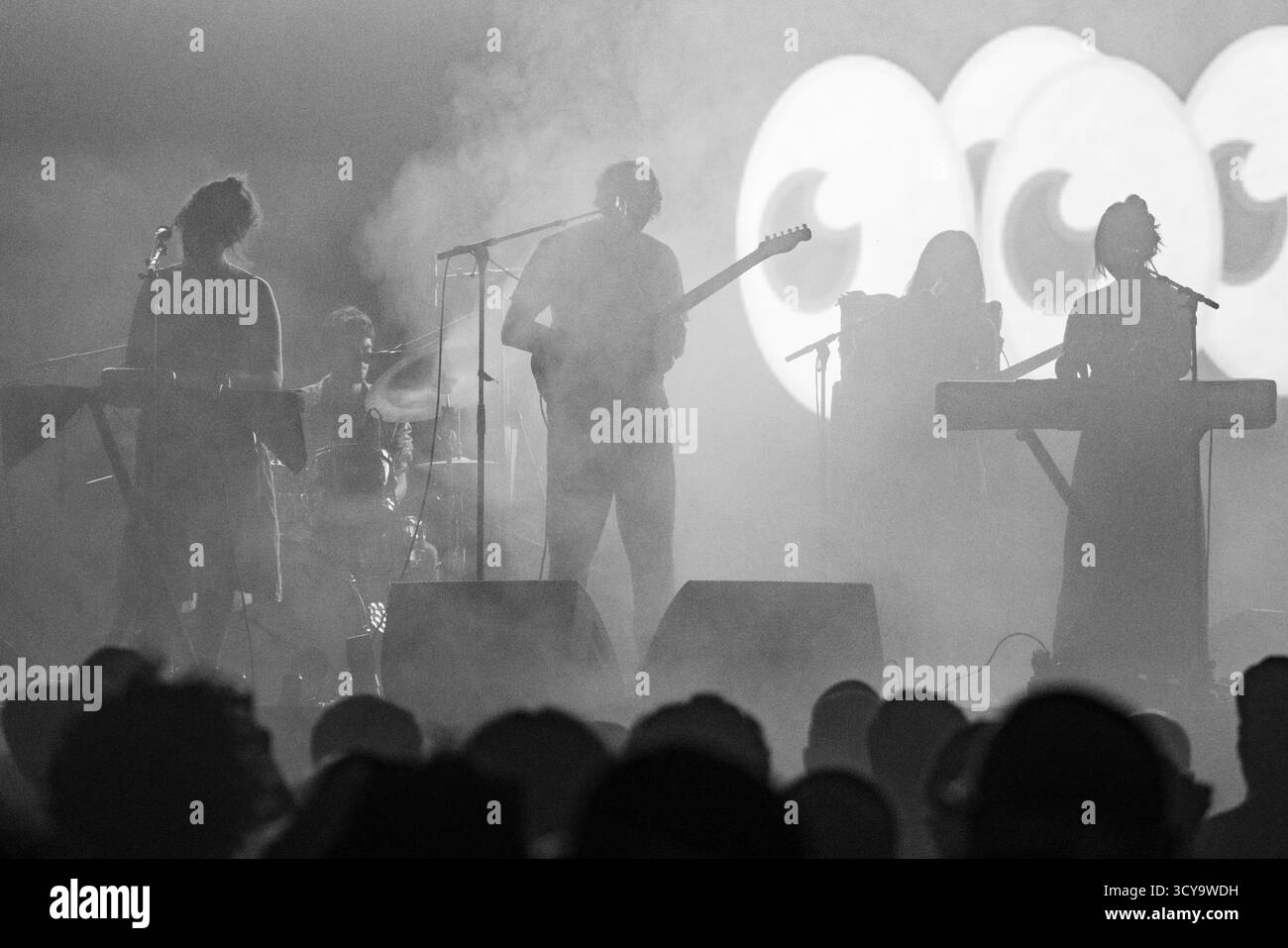 PANDA BEAR, VOLLBAND, KONZERT, 2025: Die Band Panda Bear spielt auf der Far Out Stage vor einer psychedelischen Rückprojektion. Brecon, Wales, Großbritannien, 15. August 2025. Das Green Man Festival 2025. Foto: Rob Watkins/Alamy Live News. INFO: Panda Bear ist das Soloprojekt von Noah Lennox, Mitbegründer von Animal Collective. Seine Alben wie Person Pitch und Panda Bear meets the Grim Reaper vereinen experimentellen Pop, Psychedelia und elektronische Loops und prägten den traumhaften, samtreichen Sound des modernen Indie. Stockfoto
