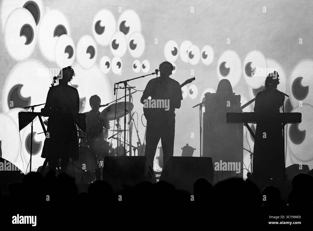 PANDA BEAR, VOLLBAND, KONZERT, 2025: Die Band Panda Bear spielt auf der Far Out Stage vor einer psychedelischen Rückprojektion. Brecon, Wales, Großbritannien, 15. August 2025. Das Green Man Festival 2025. Foto: Rob Watkins/Alamy Live News. INFO: Panda Bear ist das Soloprojekt von Noah Lennox, Mitbegründer von Animal Collective. Seine Alben wie Person Pitch und Panda Bear meets the Grim Reaper vereinen experimentellen Pop, Psychedelia und elektronische Loops und prägten den traumhaften, samtreichen Sound des modernen Indie. Stockfoto