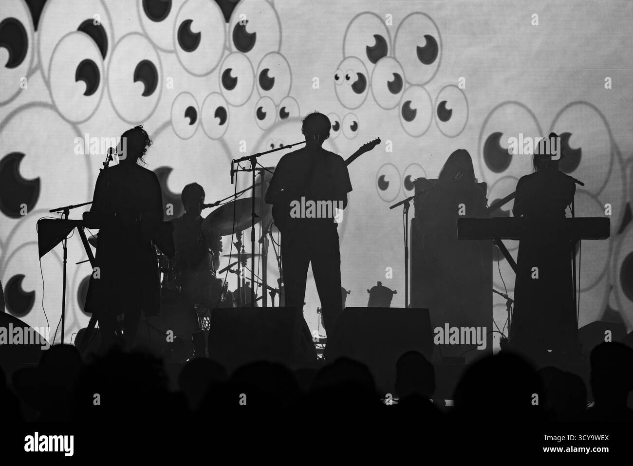 PANDA BEAR, VOLLBAND, KONZERT, 2025: Die Band Panda Bear spielt auf der Far Out Stage vor einer psychedelischen Rückprojektion. Brecon, Wales, Großbritannien, 15. August 2025. Das Green Man Festival 2025. Foto: Rob Watkins/Alamy Live News. INFO: Panda Bear ist das Soloprojekt von Noah Lennox, Mitbegründer von Animal Collective. Seine Alben wie Person Pitch und Panda Bear meets the Grim Reaper vereinen experimentellen Pop, Psychedelia und elektronische Loops und prägten den traumhaften, samtreichen Sound des modernen Indie. Stockfoto