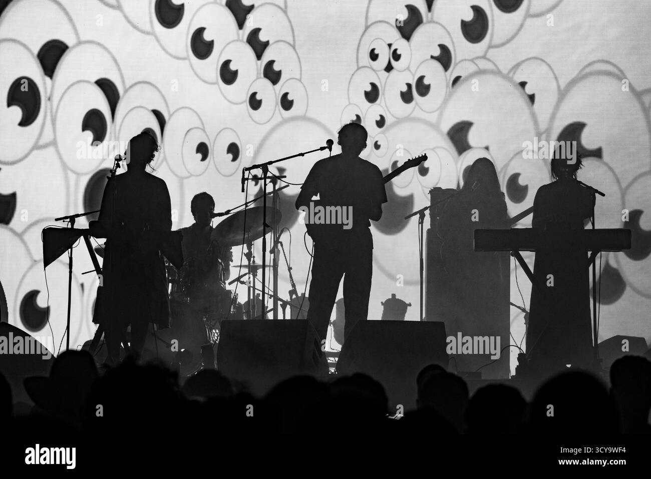 PANDA BEAR, VOLLBAND, KONZERT, 2025: Die Band Panda Bear spielt auf der Far Out Stage vor einer psychedelischen Rückprojektion. Brecon, Wales, Großbritannien, 15. August 2025. Das Green Man Festival 2025. Foto: Rob Watkins/Alamy Live News. INFO: Panda Bear ist das Soloprojekt von Noah Lennox, Mitbegründer von Animal Collective. Seine Alben wie Person Pitch und Panda Bear meets the Grim Reaper vereinen experimentellen Pop, Psychedelia und elektronische Loops und prägten den traumhaften, samtreichen Sound des modernen Indie. Stockfoto