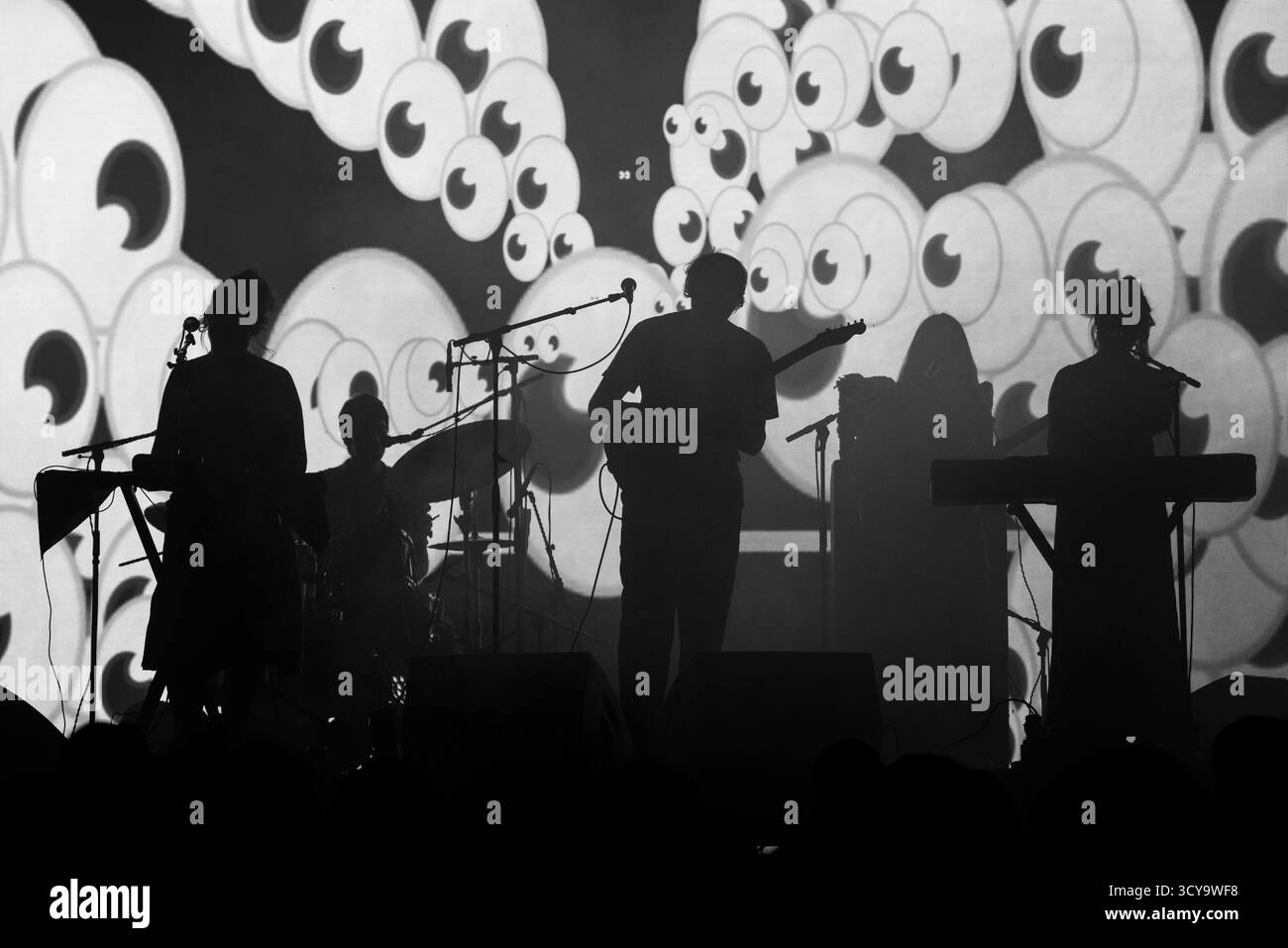 PANDA BEAR, VOLLBAND, KONZERT, 2025: Die Band Panda Bear spielt auf der Far Out Stage vor einer psychedelischen Rückprojektion. Brecon, Wales, Großbritannien, 15. August 2025. Das Green Man Festival 2025. Foto: Rob Watkins/Alamy Live News. INFO: Panda Bear ist das Soloprojekt von Noah Lennox, Mitbegründer von Animal Collective. Seine Alben wie Person Pitch und Panda Bear meets the Grim Reaper vereinen experimentellen Pop, Psychedelia und elektronische Loops und prägten den traumhaften, samtreichen Sound des modernen Indie. Stockfoto