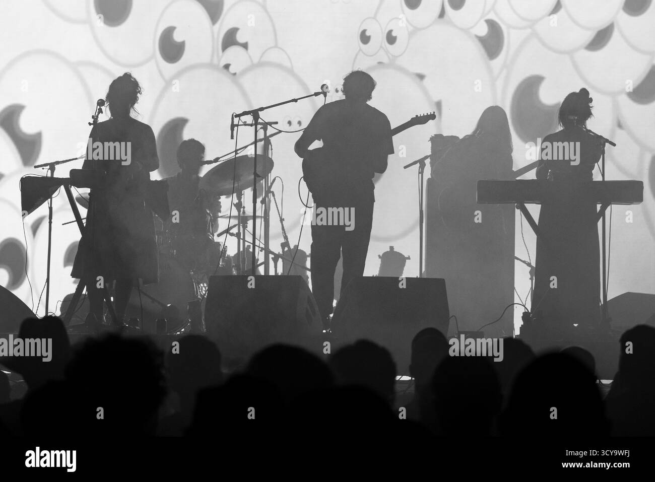 PANDA BEAR, VOLLBAND, KONZERT, 2025: Die Band Panda Bear spielt auf der Far Out Stage vor einer psychedelischen Rückprojektion. Brecon, Wales, Großbritannien, 15. August 2025. Das Green Man Festival 2025. Foto: Rob Watkins/Alamy Live News. INFO: Panda Bear ist das Soloprojekt von Noah Lennox, Mitbegründer von Animal Collective. Seine Alben wie Person Pitch und Panda Bear meets the Grim Reaper vereinen experimentellen Pop, Psychedelia und elektronische Loops und prägten den traumhaften, samtreichen Sound des modernen Indie. Stockfoto