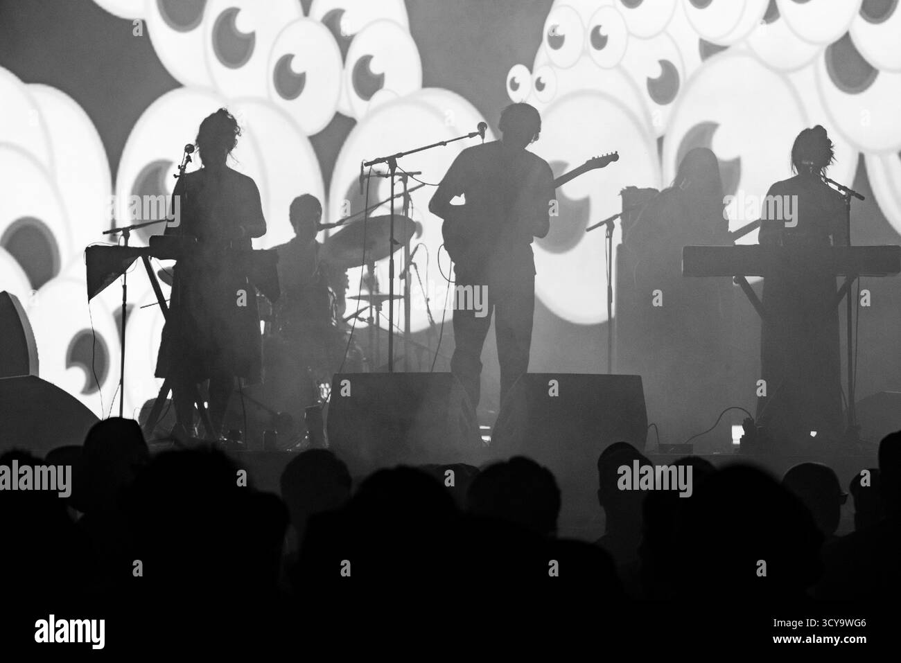 PANDA BEAR, VOLLBAND, KONZERT, 2025: Die Band Panda Bear spielt auf der Far Out Stage vor einer psychedelischen Rückprojektion. Brecon, Wales, Großbritannien, 15. August 2025. Das Green Man Festival 2025. Foto: Rob Watkins/Alamy Live News. INFO: Panda Bear ist das Soloprojekt von Noah Lennox, Mitbegründer von Animal Collective. Seine Alben wie Person Pitch und Panda Bear meets the Grim Reaper vereinen experimentellen Pop, Psychedelia und elektronische Loops und prägten den traumhaften, samtreichen Sound des modernen Indie. Stockfoto