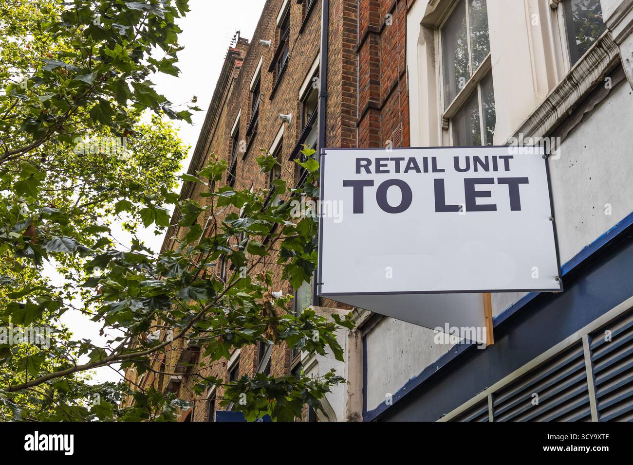 Retail Unit, um an der britischen Hauptstraße zu unterschreiben, gewerbliche Immobilie zu vermieten Stockfoto