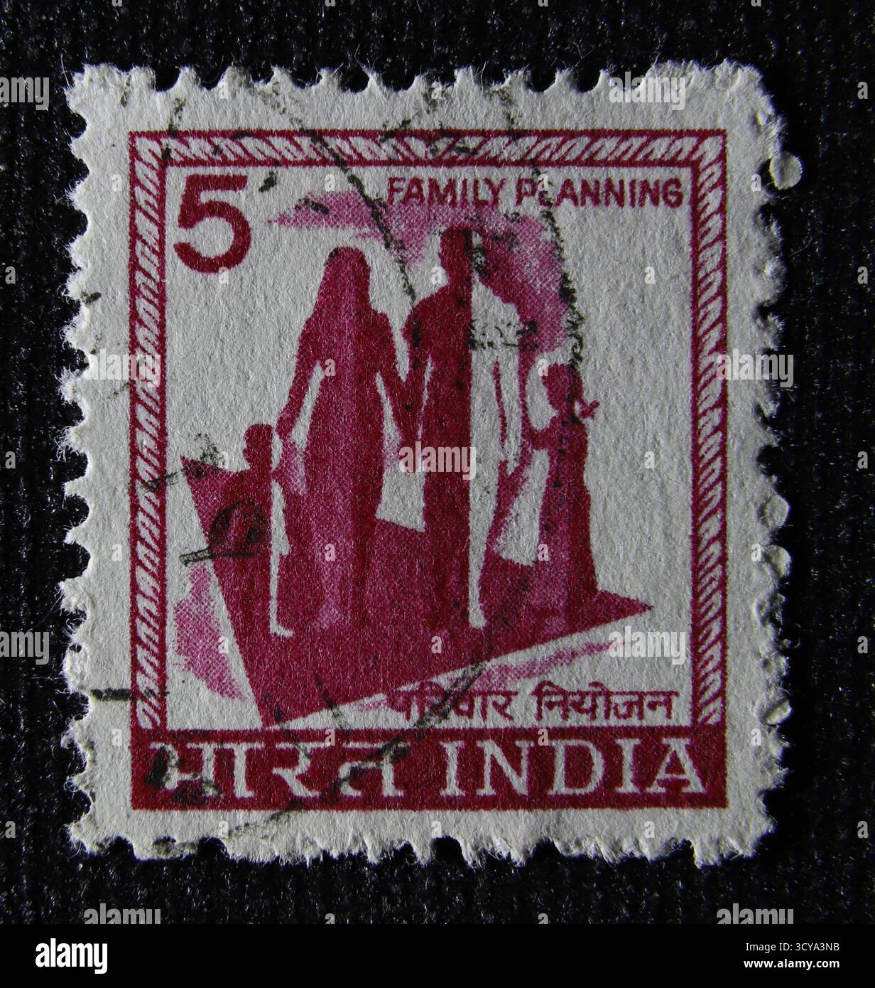 ISTANBUL, TÜRKEI - 02. JANUAR 2021: Indische Briefmarke zeigt Familie (Familienplanung) um 1965 Stockfoto