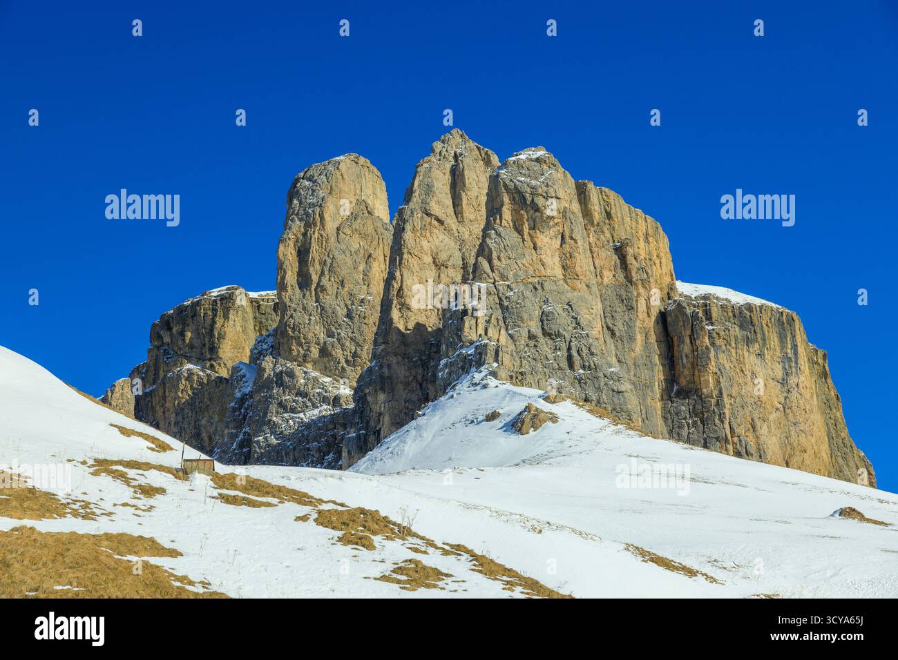 Massive Dolomitsteinmauer und schneebedeckte Hänge des UNESCO-Weltkulturerbes Dolomiten im Winter. Epische Aussicht auf Reisen, Abenteuer und Geologie. Stockfoto