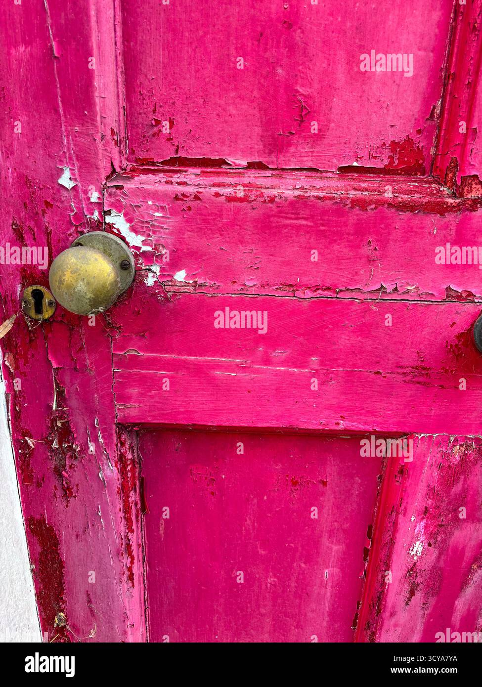 Alte rote verwitterte Tür Stockfoto