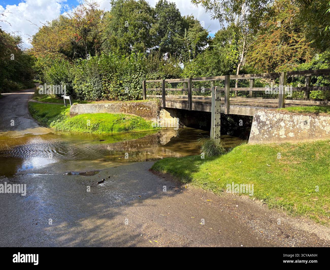 Ford überquert den Fluss im Dorf Braughing, Herts Stockfoto