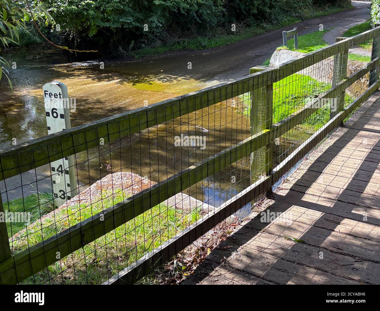 Ford überquert den Fluss im Dorf Braughing, Herts Stockfoto
