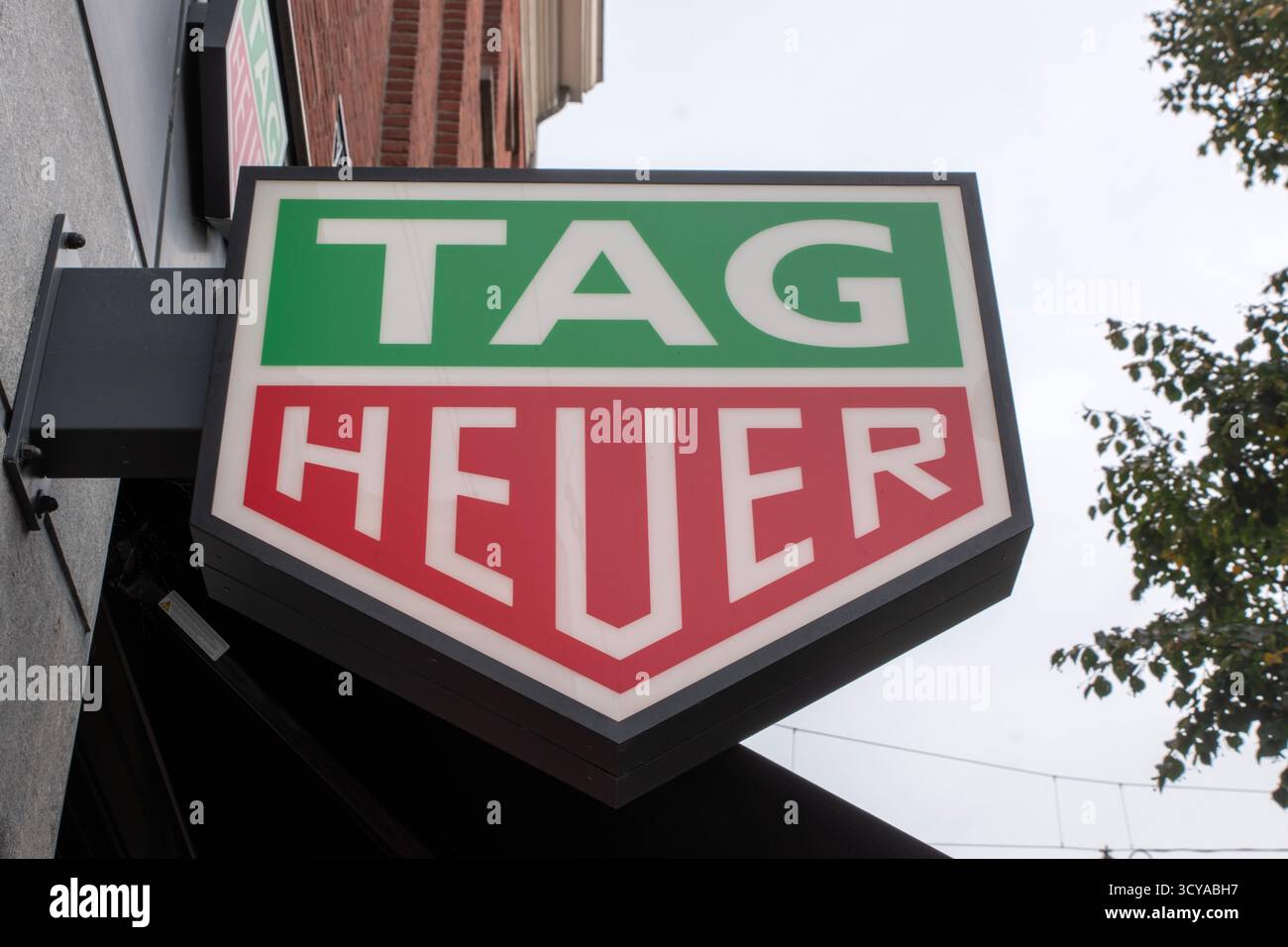 Nahaufnahme Schild Tag Heuer In Amsterdam, Niederlande 2-10-2025 Stockfoto