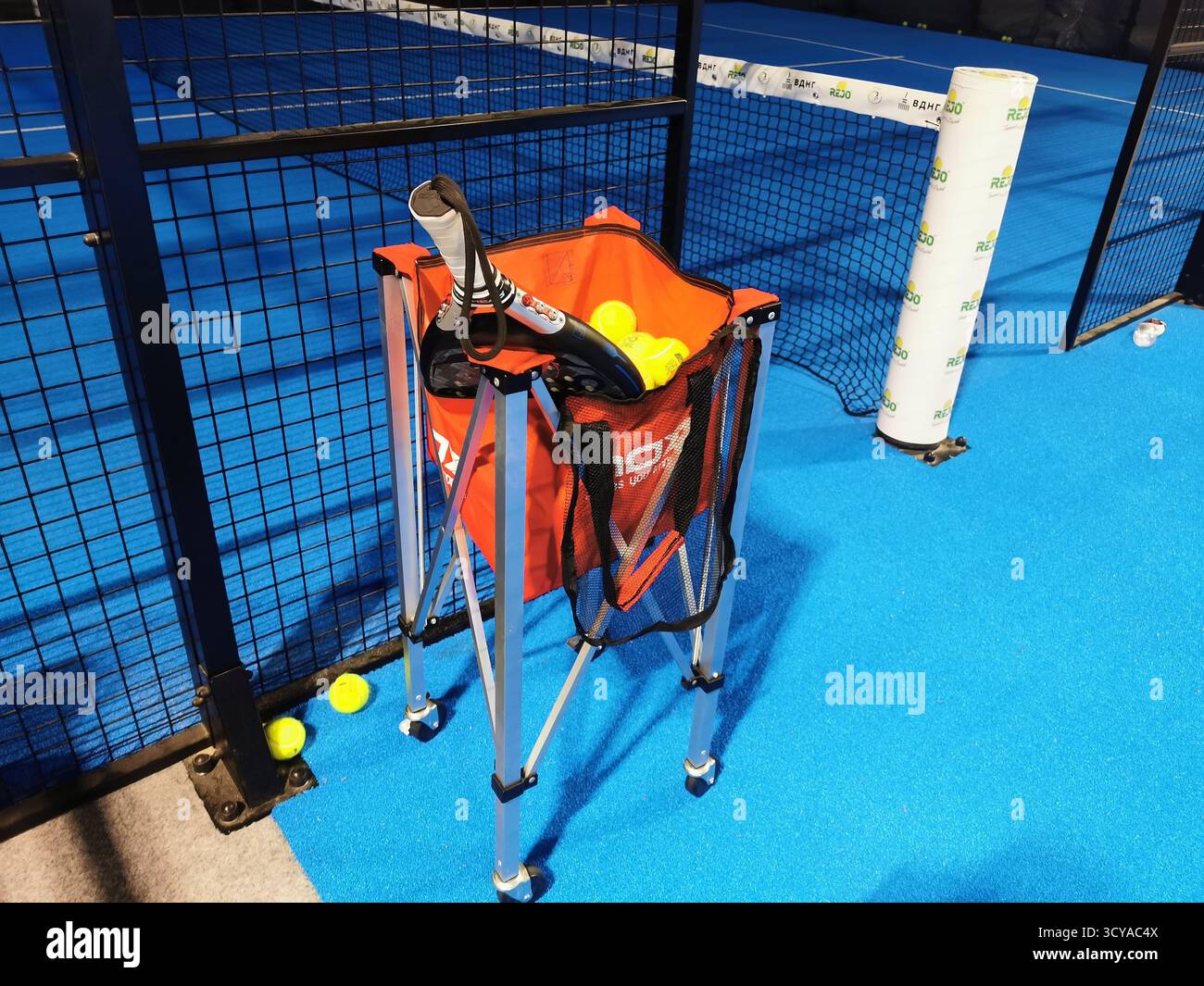 Ukraine, Kiew, 05. Mai 2024 Paddle-Tennisplatz nach einem Spiel Stockfoto