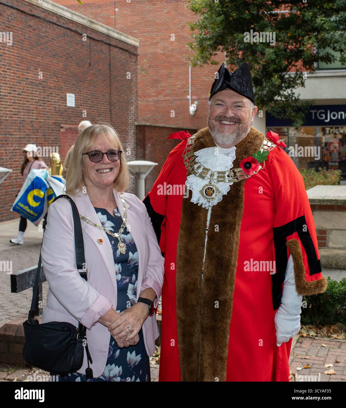 Brentwood Essex, Großbritannien. Oktober 2025. Die Brentwood-Niederlassung der Royal British Legion startet den Mohnappell mit dem Bürgermeister von Brentwood Jay Laplain und Veteranen, bevor der Appell in Geschäften, Restaurants, Welpen, Kirchen und Schulen rund um den Bezirk veröffentlicht wird. Credit: Richard Lincoln/Alamy Live News Stockfoto