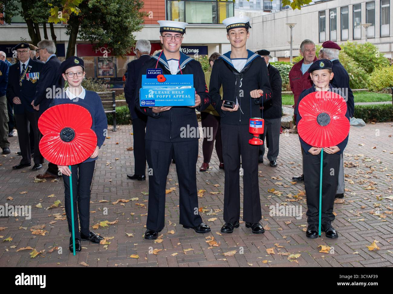 Brentwood Essex, Großbritannien. Oktober 2025. Die Brentwood-Niederlassung der Royal British Legion startet den Mohnappell mit dem Bürgermeister von Brentwood Jay Laplain und Veteranen, bevor der Appell in Geschäften, Restaurants, Welpen, Kirchen und Schulen rund um den Bezirk veröffentlicht wird. Credit: Richard Lincoln/Alamy Live News Stockfoto